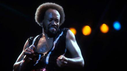 Maurice White, Gründungsmitglied der Band Earth, Wind &amp; Fire, bei einem Auftritt in New York im Jahr 1979. 