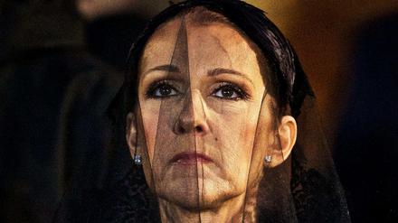Céline Dion kam beendete ihre Rede mit tränenerstickter Stimme: „René, ich liebe dich so sehr. Merci. Gute Nacht.“