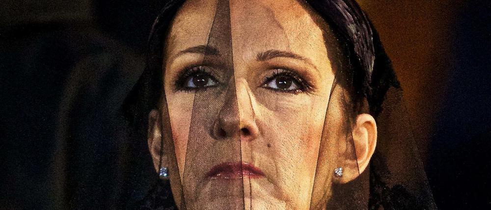 Céline Dion kam beendete ihre Rede mit tränenerstickter Stimme: „René, ich liebe dich so sehr. Merci. Gute Nacht.“