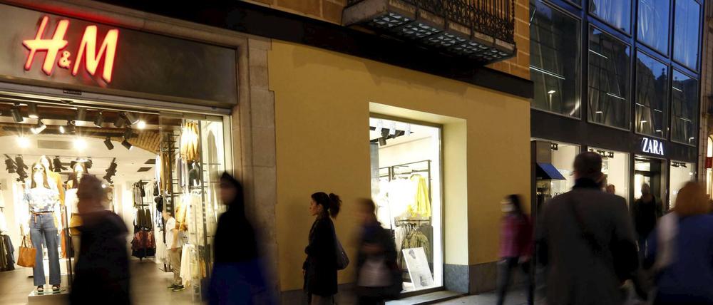 Heißer Stoff. H&amp;M berichtet von mehreren Zuliefererfabriken, in denen syrische Flüchtlinge illegal beschäftigt wurden. In einem Fall entdeckten Kontrolleure auch Kinderarbeit.