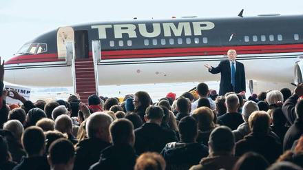 Abgehoben. Donald Trump liebt die große Show und tritt auf, als wäre er schon Präsident. Direkten Kontakt mit den Bürgern meidet er.