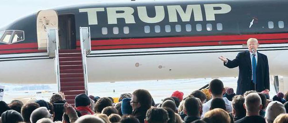 Abgehoben. Donald Trump liebt die große Show und tritt auf, als wäre er schon Präsident. Direkten Kontakt mit den Bürgern meidet er.