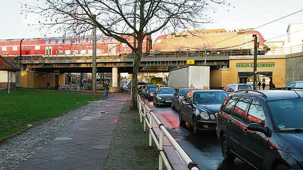 Neugebaute Brücke in der Treskowallee am Bahnhof in Berlin-Karlshorst. 