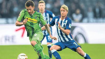 Herthas Per Skjelbred (r.) jagt Fabian Johnson von Borussia Mönchengladbach.