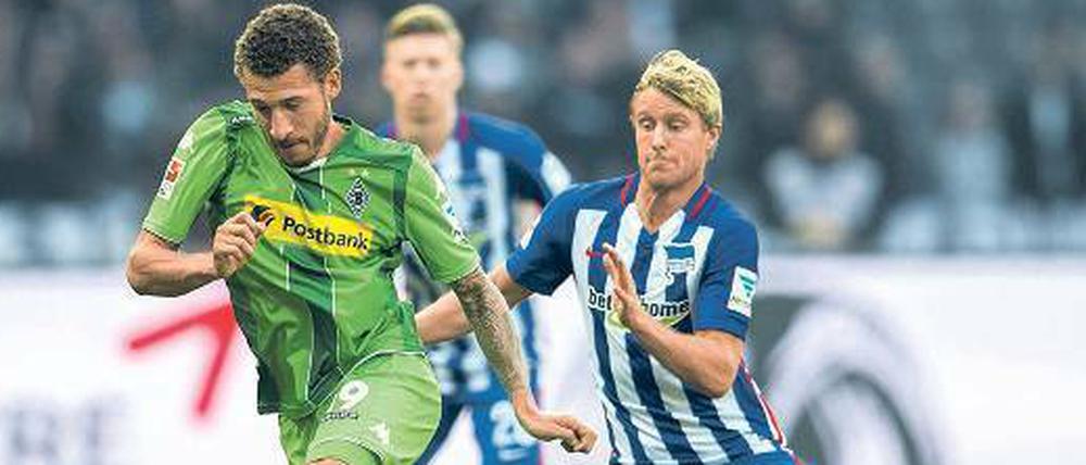 Herthas Per Skjelbred (r.) jagt Fabian Johnson von Borussia Mönchengladbach.
