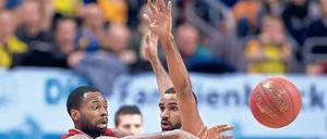 Halt, hiergeblieben! Albas Akeem Vargas (r.) im Hinspiel gegen Mailand.