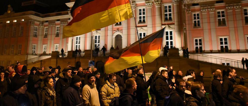 Bei der 3. Podiga-Demonstration in Potsdam laufen Demonstranten am Landtag entlang.