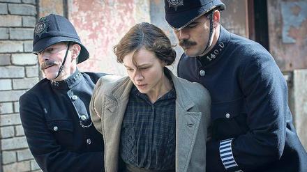 Abgeführt. Die Wäscherin Maud (Carey Mulligan) im Griff der Staatsmacht. 