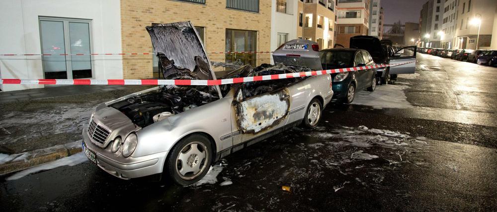 Ausgebrannte Autos in der Nähe vom Park am Gleisdreieck.