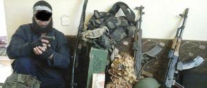 Der Festgenommene mit Waffenarsenal.