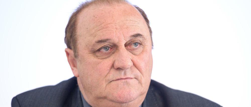 Klaus Bouillon (CDU), saarländischer Innenminister, sieht die öffentliche Sicherheit in Deutschland für gefährdet, sollten noch einmal so viele Flüchtlinge kommen wie im vergangenen Jahr.