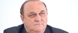  Klaus Bouillon (CDU), saarländischer Innenminister, sieht die öffentliche Sicherheit in Deutschland für gefährdet, sollten noch einmal so viele Flüchtlinge kommen wie im vergangenen Jahr. 