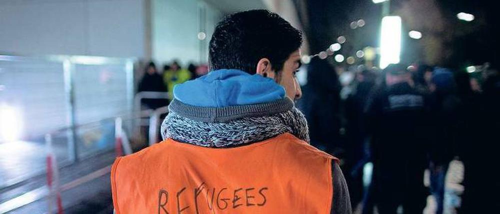Noteinsatz. Ehrenamtliche halten die Versorgung der Asylsuchenden am Lageso aufrecht. Ausgebildet sind sie dafür nicht. 