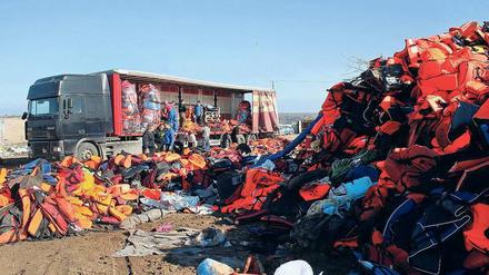Schwimmwesten, die Flüchtlinge auf Lesbos zurückgelassen haben.