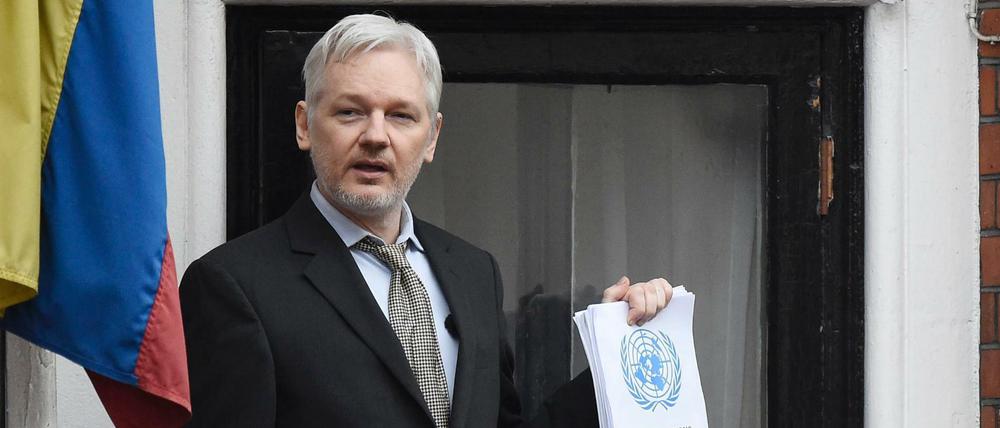 Wikileaks-Gründer Julian Assange bei seiner Medienansprache mit dem UN-Dokument in der Hand vor der ecuadorianischen Botschaft in London.