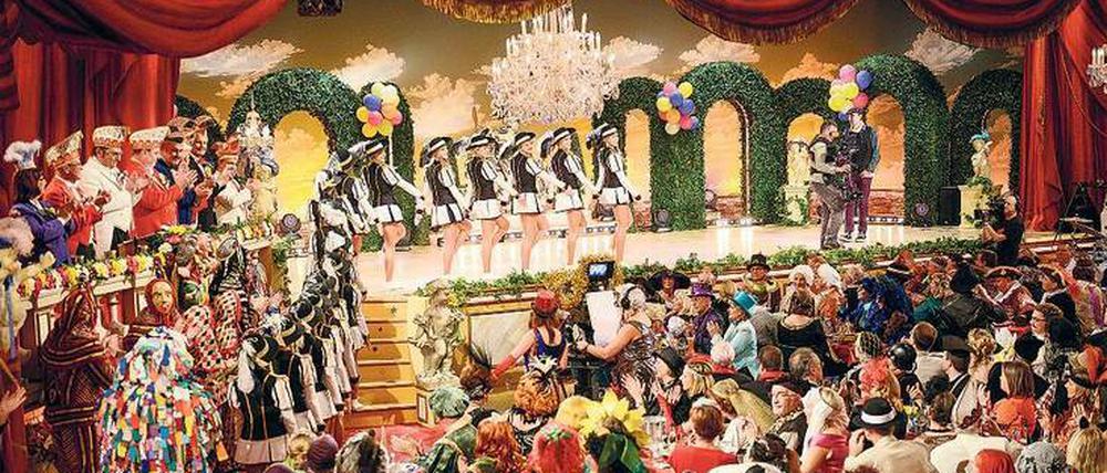 Alles für die Show. Die Karnevalssitzungen sind präzise durchgetaktet. Kommen die Büttenredner mal zu spät, hat das große Auswirkungen.