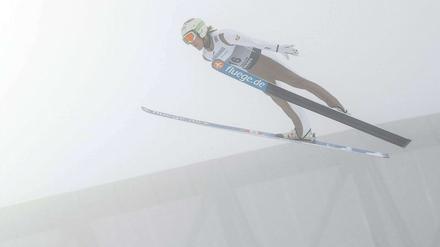 Kaum zu erkennen: das Weltcup-Springen in Oslo.
