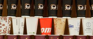 Eine typische Berliner Getränkespezialität? Coffee to go. 49 Becher davon konsumiert der Durchschnittsberliner pro Jahr, hat die Deutsche Umwelthilfe (DUH) ermittelt.