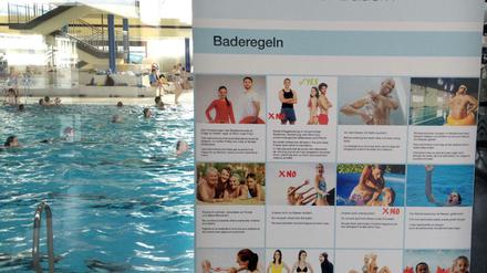 Hinweisbilder im Innenbereich des Stadtbades Lankwitz.