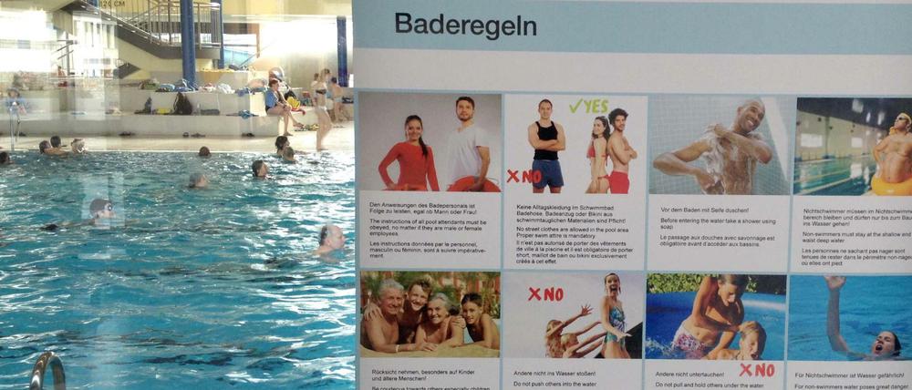 Hinweisbilder im Innenbereich des Stadtbades Lankwitz.