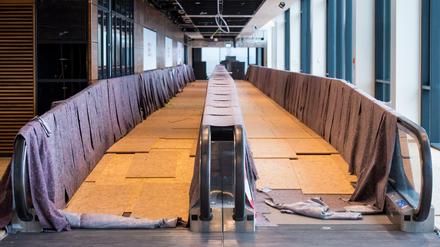  Unvollendete: Zwei Laufbänder mussten auf dem Berliner Hauptstadtflughafen BER im Herbst 2015 vor Verschmutzung durch die laufenden Bauarbeiten geschützt werden. 