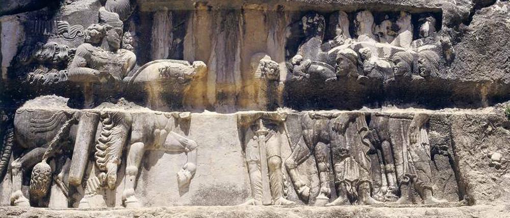 Große Zeiten. Das Relief zeigt, wie der Großkönig der Perser Schapur I. im 3. Jahrhundert die Römer besiegt. 300 Jahre später zerfiel das Neupersische Reich, mutmaßlich mitverursacht durch Klimaänderungen.