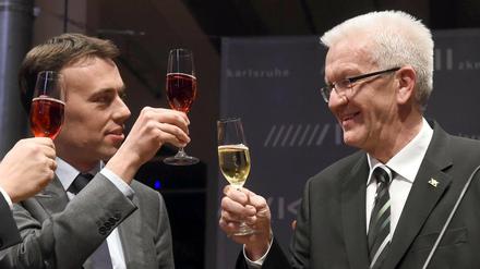 Der Ministerpräsident von Baden-Württemberg, Winfried Kretschmann (Grüne, rechts), und Nils Schmid (SPD), Finanz und Wirtschaftsminister, diskutieren mit der AfD.