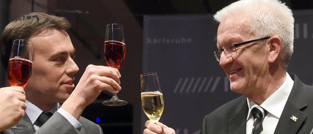 Der Ministerpräsident von Baden-Württemberg, Winfried Kretschmann (Grüne, rechts), und Nils Schmid (SPD), Finanz und Wirtschaftsminister, diskutieren mit der AfD.