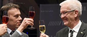 Der Ministerpräsident von Baden-Württemberg, Winfried Kretschmann (Grüne, rechts), und Nils Schmid (SPD), Finanz und Wirtschaftsminister, diskutieren mit der AfD.
