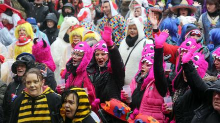 Narren und Närrinen feiern am 04.02.2016 in Düsseldorf (Nordrhein-Westfalen) vor dem Rathaus. Mit Weiberfastnacht beginnt in den Karnevalshochburgen der Straßenkarneval, der unter hohen Sicherheitsvorkehrungen begonnen hat. 