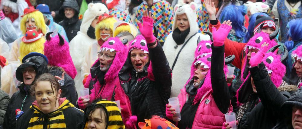 Narren und Närrinen feiern am 04.02.2016 in Düsseldorf (Nordrhein-Westfalen) vor dem Rathaus. Mit Weiberfastnacht beginnt in den Karnevalshochburgen der Straßenkarneval, der unter hohen Sicherheitsvorkehrungen begonnen hat.