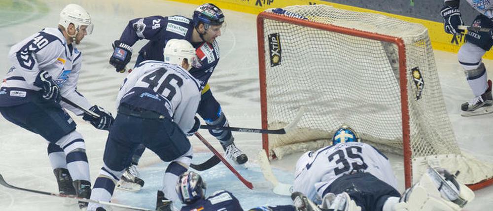 Im letzten Spiel vor der Nationalmannschaftspause gab es gegen die Hamburg Freezers ein 5:2. Hier stochert André Rankel (24, oben) den Puck für die Eisbären über die Linie.
