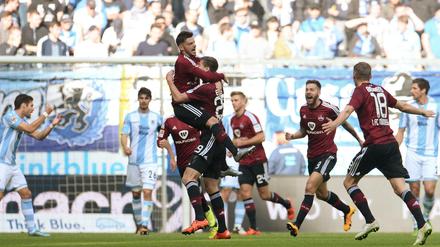 Laszlo Sepsi (oben) und Torschütze Patrick Erras jubeln über das 1:0. 
