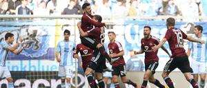 Laszlo Sepsi (oben) und Torschütze Patrick Erras jubeln über das 1:0.