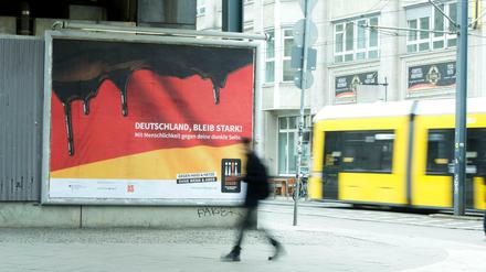 Mit Menschlichkeit gegen Deutschlands dunkle Seite. Eine Kampagne gegen Rechts des Vereins "Gesicht zeigen!" mit 600 Plakaten bundesweit.