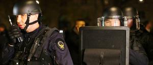 Französische Polizisten lösten in Paris nach den Attentaten mehrfach Kundgebungen auf.