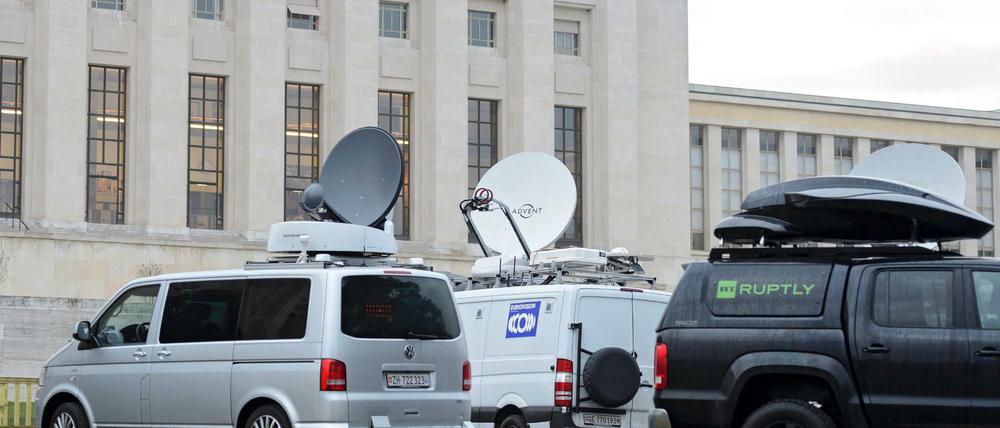 Fernsehübertragungswagen parken vor dem UN-Gebäude in Genf, in dem am Freitag die Syrien-Friedensgespräche begonnen haben. 