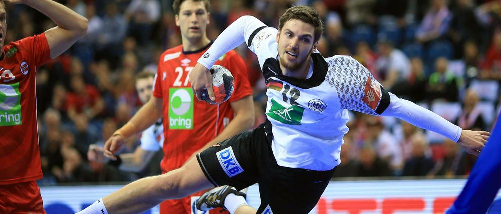 Deutschlands Hendrik Pekeler (M.) im EM-Halbfinale gegen Norwegen.