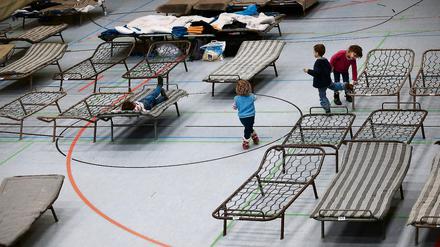 Eine umfunktionierte Sporthalle. 