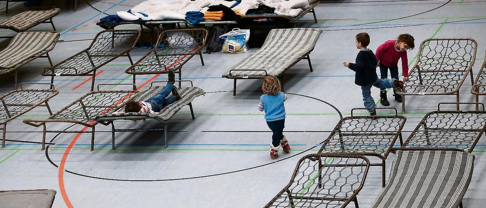 Eine umfunktionierte Sporthalle.