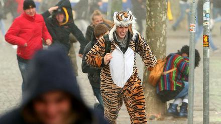 Karneval? Ballettaufführung? Terroralarm? Sturm? Manche wollen es nicht so genau wissen. Aufgenommen wurde das Bild jedenfalls in Düsseldorf (Nordrhein-Westfalen), bei Regen am Rosenmontag.