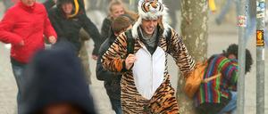 Karneval? Ballettaufführung? Terroralarm? Sturm? Manche wollen es nicht so genau wissen. Aufgenommen wurde das Bild jedenfalls in Düsseldorf (Nordrhein-Westfalen), bei Regen am Rosenmontag.