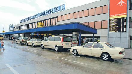 Zugriff! Die Polizei schnappte die Autoknacker nahe dem Flughafen.