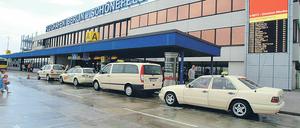 Zugriff! Die Polizei schnappte die Autoknacker nahe dem Flughafen.