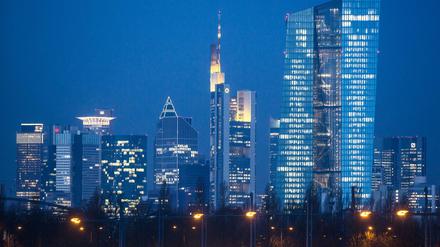 Die Hochhäuser der Stadt mit der Zentrale der Europäischen Zentralbank (EZB, r) sind am 26.01.2016 in Frankfurt am Main (Hessen) im ersten Tageslicht vor dem noch wolkenlosen Himmel sichtbar. 