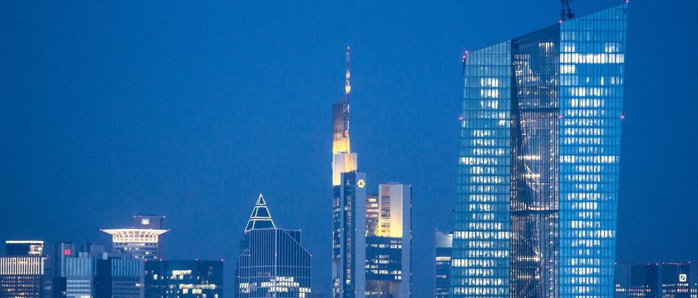 Die Hochhäuser der Stadt mit der Zentrale der Europäischen Zentralbank (EZB, r) sind am 26.01.2016 in Frankfurt am Main (Hessen) im ersten Tageslicht vor dem noch wolkenlosen Himmel sichtbar.