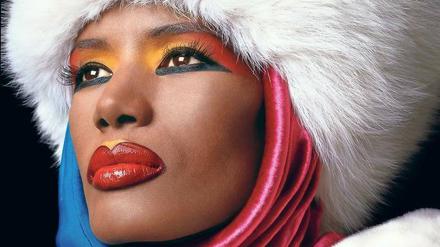Eine Königin. Grace Jones, 1989 für eine Modestrecke aufgenommen, fotografiert von Helmut Newtons Freund Greg Gorman.