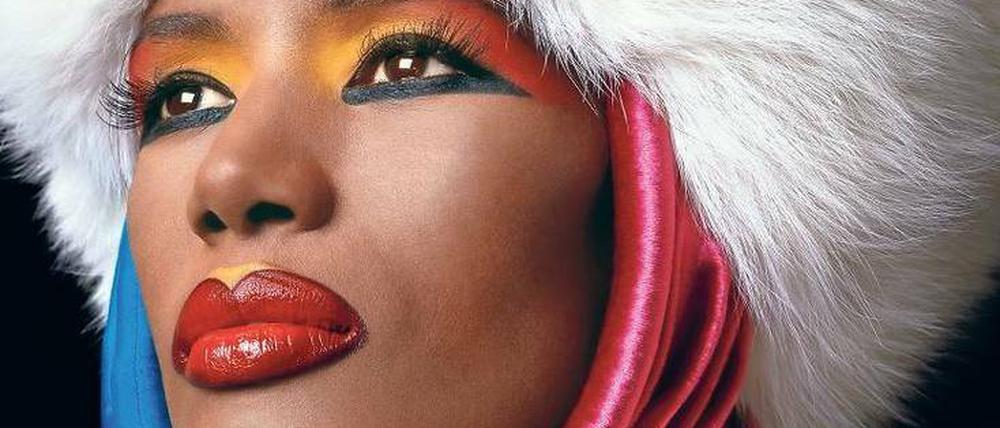 Eine Königin. Grace Jones, 1989 für eine Modestrecke aufgenommen, fotografiert von Helmut Newtons Freund Greg Gorman.