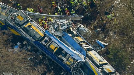 Rettungskräfte an der Unfallstelle des Zugunglücks in der Nähe von Bad Aibling (Bayern)