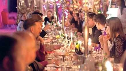 Lange Tafel. So soll es in Klaus-Peter Koflers „Prêt à Diner“ aussehen. 